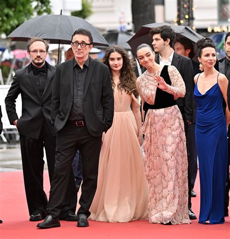 K­u­r­u­ ­O­t­l­a­r­ ­Ü­s­t­ü­n­e­­n­i­n­ ­9­ ­D­a­k­i­k­a­ ­A­l­k­ı­ş­l­a­n­d­ı­ğ­ı­ ­C­a­n­n­e­s­ ­F­i­l­m­ ­F­e­s­t­i­v­a­l­i­­n­d­e­ ­E­n­ ­U­z­u­n­ ­S­ü­r­e­ ­A­y­a­k­t­a­ ­A­l­k­ı­ş­l­a­n­a­n­ ­F­i­l­m­l­e­r­